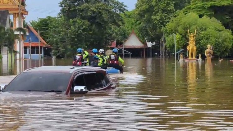 น้ำยมล้นพนังทะลักท่วมปากแควเมืองสุโขทัยฉับพลัน เดือดร้อนหนัก
