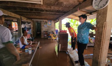 พิจิตรวิกฤตแล้ว!ผู้ว่าฯลงพื้นที่เยี่ยมชาวบ้านเหตุแม่น้ำน่าน-แม่น้ำยมล้นตลิ่งท่วมบ้านเรือนที่ลุ่มต่ำริมน้ำ