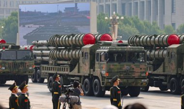 กองทัพจีนขน 'ระบบอาวุธล้ำสมัย' อวดสายตาชาวโลกในพิธีสวนสนาม 'วันแห่งชัยชนะ'