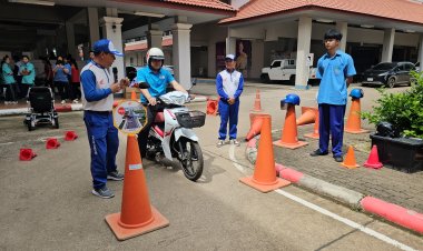 ทำให้เห็น เป็นตัวอย่าง ผู้ว่าฯน่าน  โชว์ ใส่หมวกนิรภัย–มีวินัยจราจร  สร้างวัฒนธรรมความปลอดภัยบนท้องถนน ชวนเด็กน่านรุ่นใหม่ รวมพลัง “ขับขี่ปลอดภัย” ปลูกฝังจากตัวเราสู่ส่วนรวม