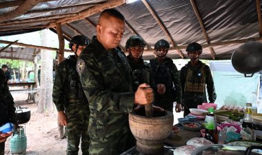 เซอร์ไพรส์!มทภ.2 บุกให้กำลังใจ ตำส้มตำปลาร้า-ทอดไข่เจียว เสิร์ฟทหารชายแดน