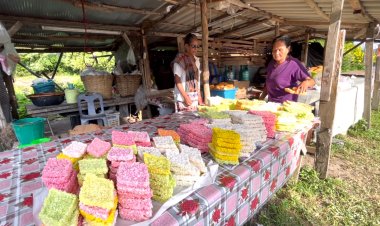 ปีละครั้งขนมเดือนสิบ แม่ค้าชาวตรังเร่งทำขายรับเทศกาลคึกคัก