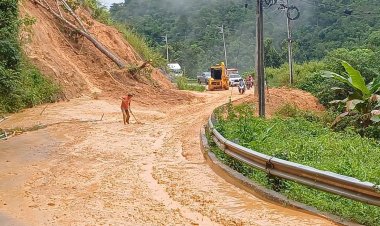 ฝนถล่มถนน แม่สอด –พบพระ –อุ้มผางดินภูเขาสไลด์ทับเส้นทาง