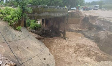 อุ้มผาง- สะพานพัง เส้นทางขาด หลังน้ำป่าถล่มหนัก