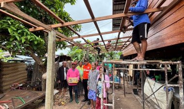 ผู้ว่าฯ ศรีสะเกษ ออกตลุยไม่ลดละ ! ติดตามการซ่อมแซมบ้านเรือนผู้ประสบภัยชายแดน