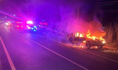 ระทึก!เพลิงไหม้กระบะดีเซลวอดไม่มีผู้รับบาดเจ็บ