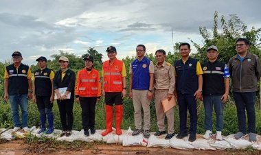 พ่อเมืองอำนาจเจริญนำคณะร่วมกับจนท.ท้องถิ่นวางกระสอบทรายพนังลำเซบายป้องน้ำท่วม
