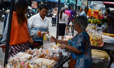ชาวพุทธเบตงแห่เลือกซื้อขนมเดือนสิบเตรียมทำบุญรับตา-ยาย