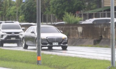 "ทักษิณ" ถึงไทย ยิ้มแย้มโบกมือทักทายสื่อ จับตาเข้าฟังคำสั่งคดีชั้น 14 พรุ่งนี้