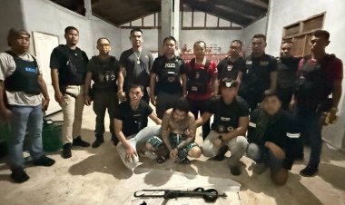 ศรีสะเกษ ระทึก 8 ชั่วโมง ปิดล้อม หนุ่มคลั่งยาบ้า ควงปืนสงครามขู่ยิงตำรวจ สุดท้ายยอมมอบตัว