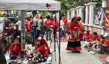 กลุ่มคนเสื้อแดงรวมพลังให้กำลังใจ "ทักษิณ" จัดกิจกรรมกินข้าวเย็นหน้าเรือนจำ