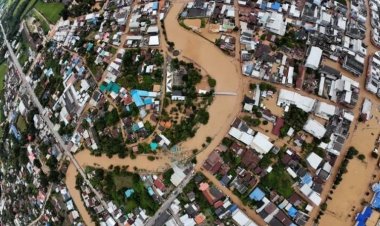 แม่น้ำป่าสักล้นตลิ่งทะลักท่วมเมืองหล่มสัก-เร่งช่วยเหลือผู้ประสบภัย