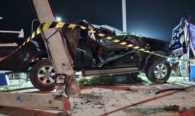 อดีต ส.อบต.ท้ายเกาะ ขับกระบะเสียหลักชนเสาไฟฟ้า ดับคาที่หน้าปั๊มปตท.เมืองปทุมธานี