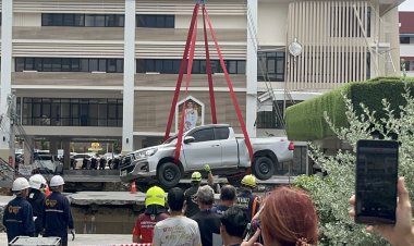 กู้ภัยโรยตัวผูกเชือก ใช้เครนยกออกแล้ว “รถกระบะปาฏิหาริย์” รอดอยู่ปากหลุม