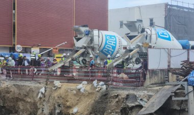 ระดมเทปูนอุดช่องบริเวณอุโมงค์ถนนทรุดหน้าบริเวณรพ.วชิรพยาบาล