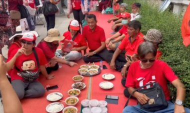 “คนเสื้อแดง” รวมพลล้อมวงกินแกงส้ม-ต้มยำหนู หน้าคุกคลองเปรม ให้กำลังใจ “ทักษิณ