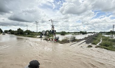 น้ำท่วมรางรถไฟขาดที่บ้านเหลี่ยมโคราช ปรับแผนเดินรถอีสาน-กทม.
