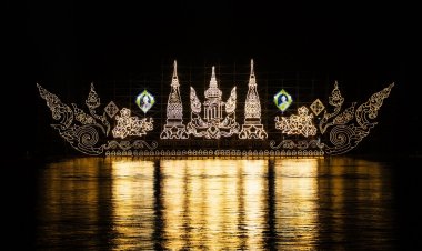 ตระการตา "งานไหลเรือไฟนครพนม" กลางลำน้ำโขง นักท่องเที่ยวไทย-เทศทึ่ง