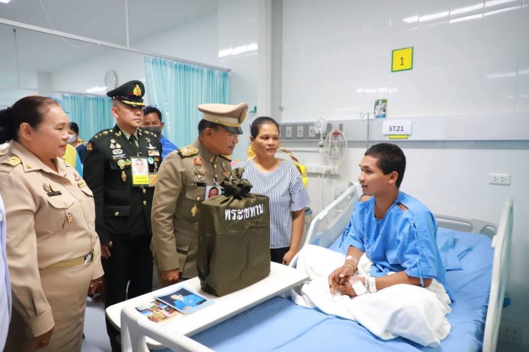 องคมนตรี เชิญสิ่งของพระราชทานมอบแก่กำลังพลที่ได้รับบาดเจ็บจากสถานการณ์ชายแดนไทย-กัมพูชา