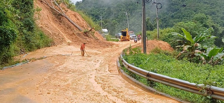 ฝนถล่มถนน แม่สอด –พบพระ –อุ้มผางดินภูเขาสไลด์ทับเส้นทาง