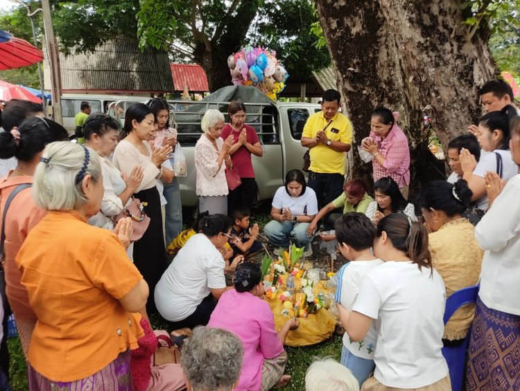 วิถีชุมชน!!! หลบบ้านเข้าวัดทำบุญเดือนสิบ ไหว้ตายาย-ชิงเปรตปลายด้ามขวาน
