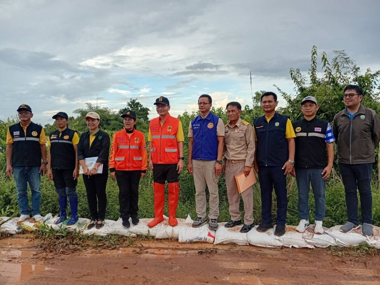 พ่อเมืองอำนาจเจริญนำคณะร่วมกับจนท.ท้องถิ่นวางกระสอบทรายพนังลำเซบายป้องน้ำท่วม