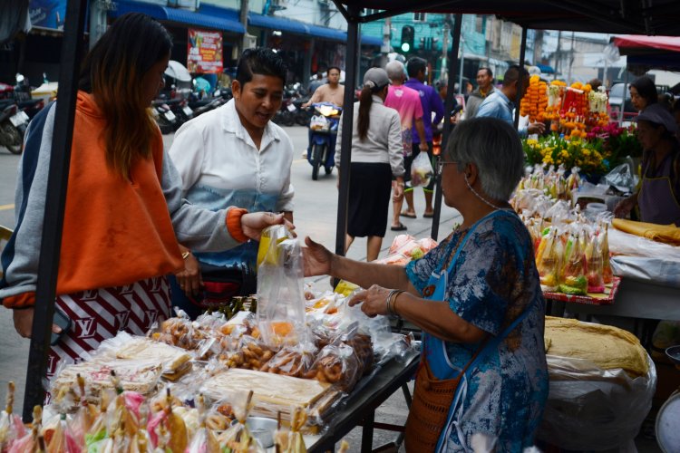 ชาวพุทธเบตงแห่เลือกซื้อขนมเดือนสิบเตรียมทำบุญรับตา-ยาย