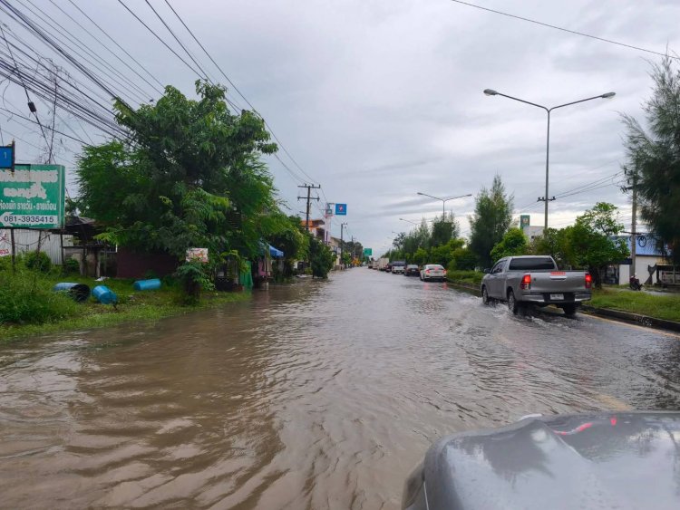 พายุตาปะฮ์ฝนถล่มทั่วศรีสะเกษ-กันทรารมย์น้ำเอ่อท่วมขัง บ้านเรือนปชช.ฉับพลัน
