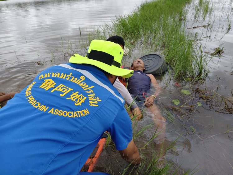 สลด! น้ำเอ่อท่วมนา-ข้างคลองหนุ่มใหญ่หาปลาป่วยความดันสูงวูบดับ
