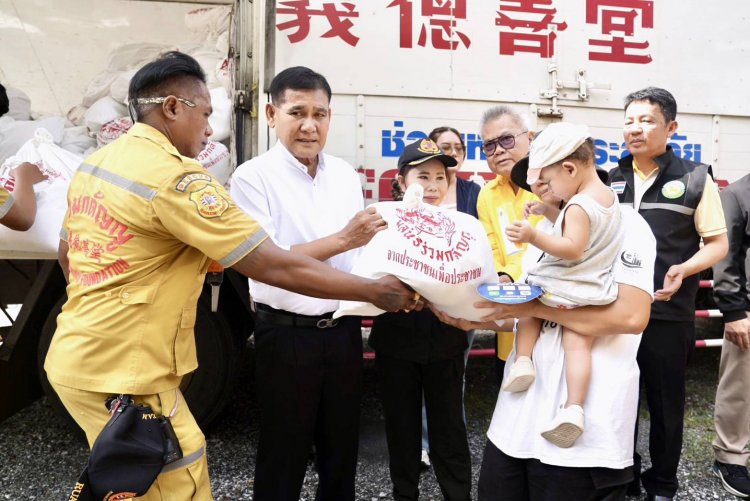 มูลนิธิร่วมกตัญญูมอบถุงยังชีพเยียวยาผู้ประสบภัยน้ำท่วมบางพลี