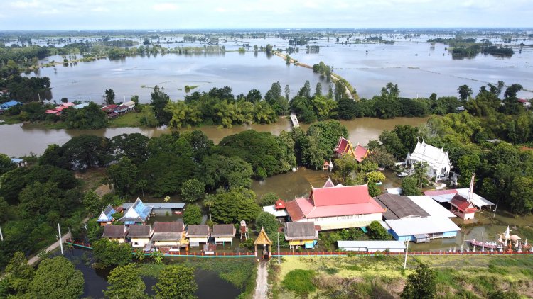 พิจิตรแม่น้ำยมล้นตลิ่งท่วมวัดและบ้านเรือนที่อยู่ริมแม่น้ำชาวบ้านโอดครวญใช้ชีวิตยากลำบากวอนขอน้ำดื่ม-ข้าวสาร บรรเทาความเดือดร้อน