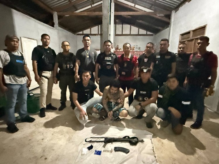 ศรีสะเกษ ระทึก 8 ชั่วโมง ปิดล้อม หนุ่มคลั่งยาบ้า ควงปืนสงครามขู่ยิงตำรวจ สุดท้ายยอมมอบตัว