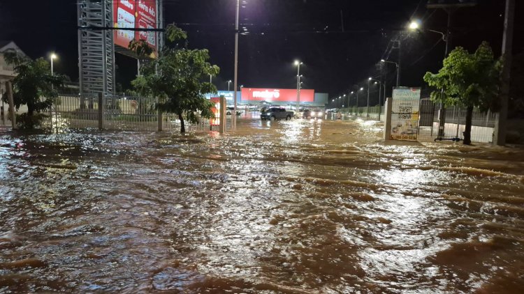 ฝนถล่มจมถนนหลายหลักอำนาจเจริญฉับพลันระบายไม่ทัน