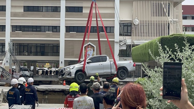 กู้ภัยโรยตัวผูกเชือก ใช้เครนยกออกแล้ว “รถกระบะปาฏิหาริย์” รอดอยู่ปากหลุม