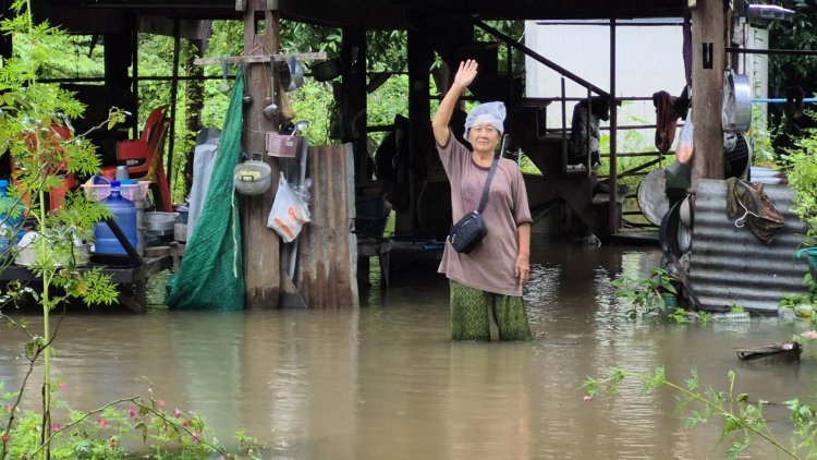 ชลประทานอำนาจเจริญเร่งระบายน้ำทุกอ่างทะลักท่วมบ้านเรือน-นาข้าว เสียหายนัก
