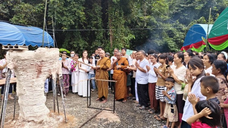 คลื่นปชช.นับพันแห่ร่วมพิธีหลอมกกระสุนปืนใหญ่มอบค่ายทหารกล้าชายแดนอีสาน