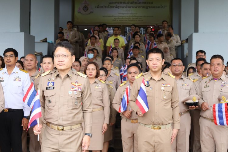 พ่อเมืองกระบี่นำขรก.เคารพธงชาติ-ร้องเพลงชาติเนื่องวันพระราชทานธงชาติไทย