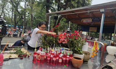 ครูผู้ช่วยแก้บนปู่ท้าวเวชสุวรรณวัดประทุมบูชาด้วยเก้าอีแดง