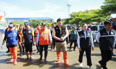 งานแรกผู้ว่าฯปทุมลุยน้ำเยี่ยมชาวบ้าน มอบถุงยังชีพกลุ่มเปราะบาง 2 อำเภอริมฝั่งเจ้าพระยา