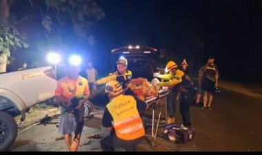 หนุ่มควบกระบะเสียหลักชนอัดต้นสักข้างทางรถเละทั้งคันรอดตายราวปาฎิหาริย์