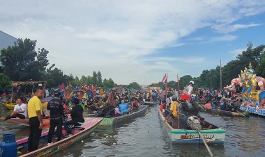 ปชช.สองฝั่งคลองสำโรงร่วมอธิษฐานโยนบัวกันคึกคักในงานประเพณีรับบัว2568