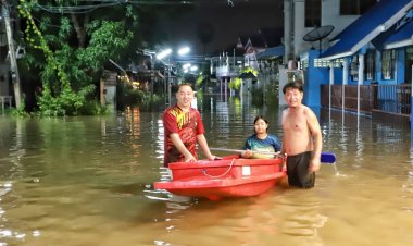 น้ำเจ้าพระยาล้นท่วมชุมชนบ้านสามเรือน สามโคก ต้องใช้เรือสัญจร