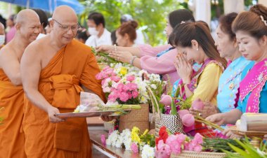 งดงาม! ตักบาตรดอกไม้ โกนจุก ประเพณีเก่าแก่เอกลักษณ์ชาวมอญเมืองปทุมฯ