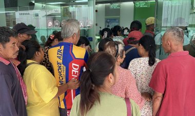 คนชายแดนศรีสะเกษ 5 อำเภอแห่รับเงินเยียวยาจากเหตุยิงปะทะ