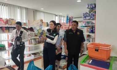 รมช.สธ.นำทีมตรวจ 2 ร้านย่านวังทองหลาง–ห้วยขวาง ยึดอาหารนำเข้าผิดกฎหมาย จากจีน