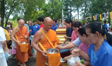 พุทธศาสนิกชนปราจีนบุรีร่วมตักบาตรเทโวโรหนะอย่างยิ่งใหญ่