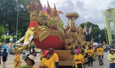 ชาวตรังพร้อมใจกันลากเรือพระอย่างคึกคักตลอดทั้งวัน