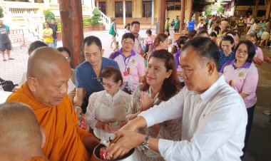 พุทธสานิกชนร่วมตักบาตรเทโวโรหณะที่วัดบางพลีใหญ่กลาง