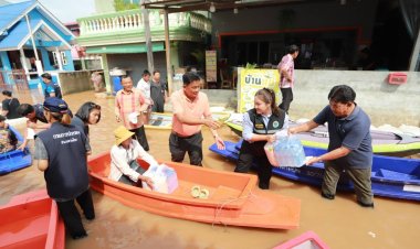 อดีต สส.ฮะ" ตระเวนลุยน้ำมอบถุงยังชีพ 800 ชุด ให้กำลังใจผู้ประสบภัยน้ำท่วมสามโคก