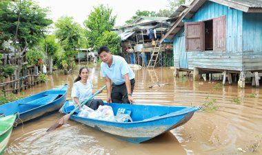 นายอำเภอ-ท้องถิ่น จับมือ อดีต สส.ฮะลุยน้ำมอบถุงยังชีพ คลายทุกข์ชาวสามโคก